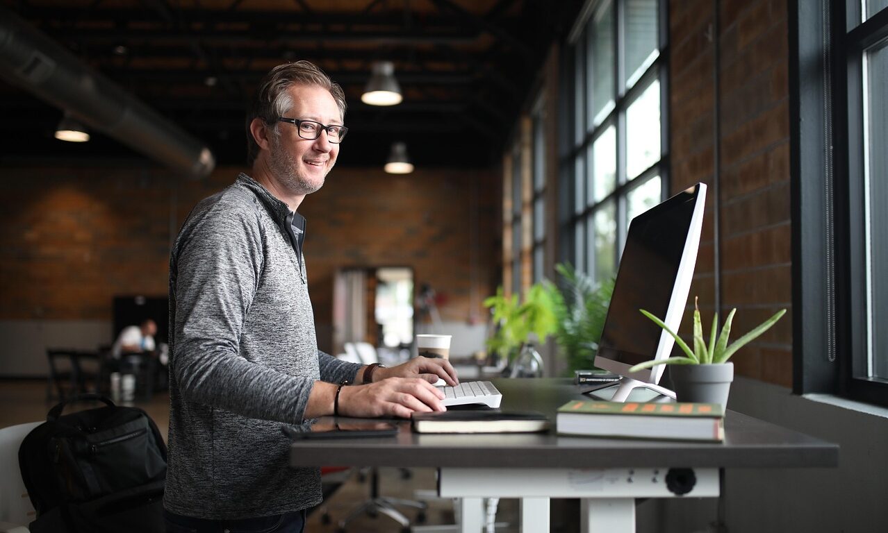 recortado-gad7ca92139d6482808c38df7a84a0c7d31948bbdb923a8b7cdcd6b71ac53911c993 541dd8410e9391779df0d981b8df05cc9ec7efea931ccf1f2bcc51c4d284f_1280-6952919.jpg mesa de escritório, homem, negócios, local de trabalho, espaço de trabalho, área de trabalho, mesa de escritório, negócios, negócios, negócios, negócios, negócios, local de trabalho, local de trabalho